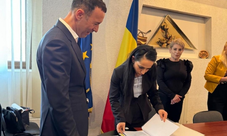 Iulian Dumitrescu a depus semnăturile şi dosarul de candidat  pentru un al doilea mandat de preşedine al Consiliului Judeţean Prahova