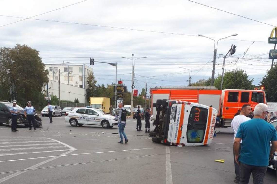 Ambulanța care s-a răsturnat în urma  accidentului din Ploiești transporta o pacientă care  era în comă