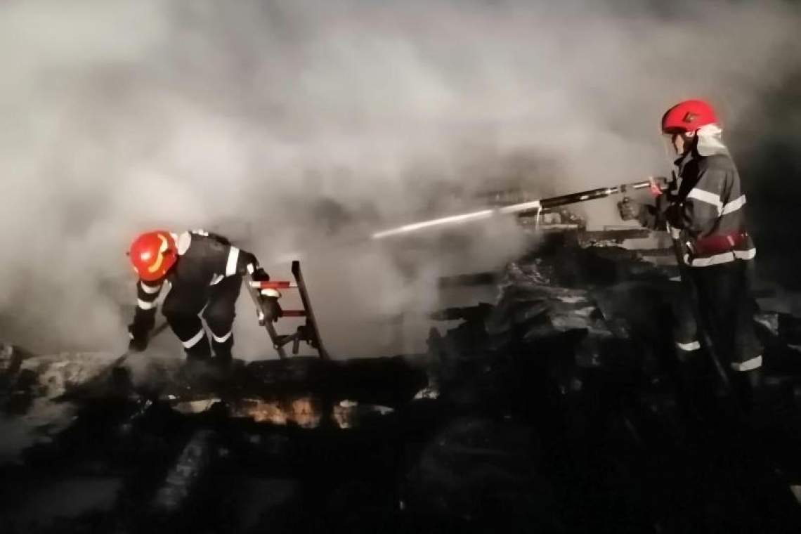 Incendiu devastator în Teișani! 16 pompieri, mobilizați la fața locului