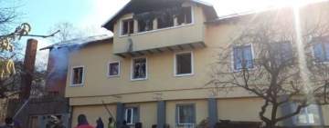 VIDEO| Casa parohială din Valea Screzii, cuprinsă de flăcări