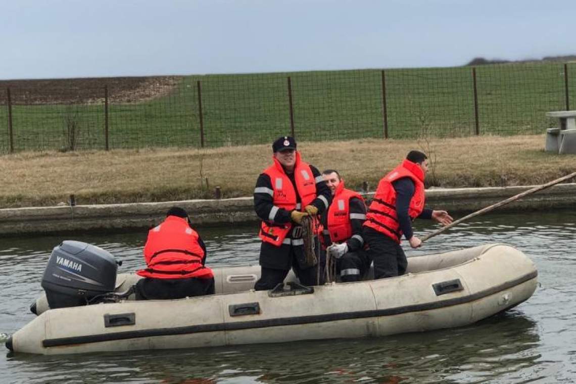 VIDEO|Pompierii, în alertă! Caută un bărbat care s-ar fi înecat în balta de la Sălciile