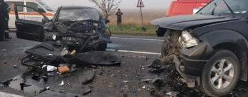 Două autoturisme s-au ciocnit în comuna prahoveană Vărbilău. Un șofer a fost transportat la spital