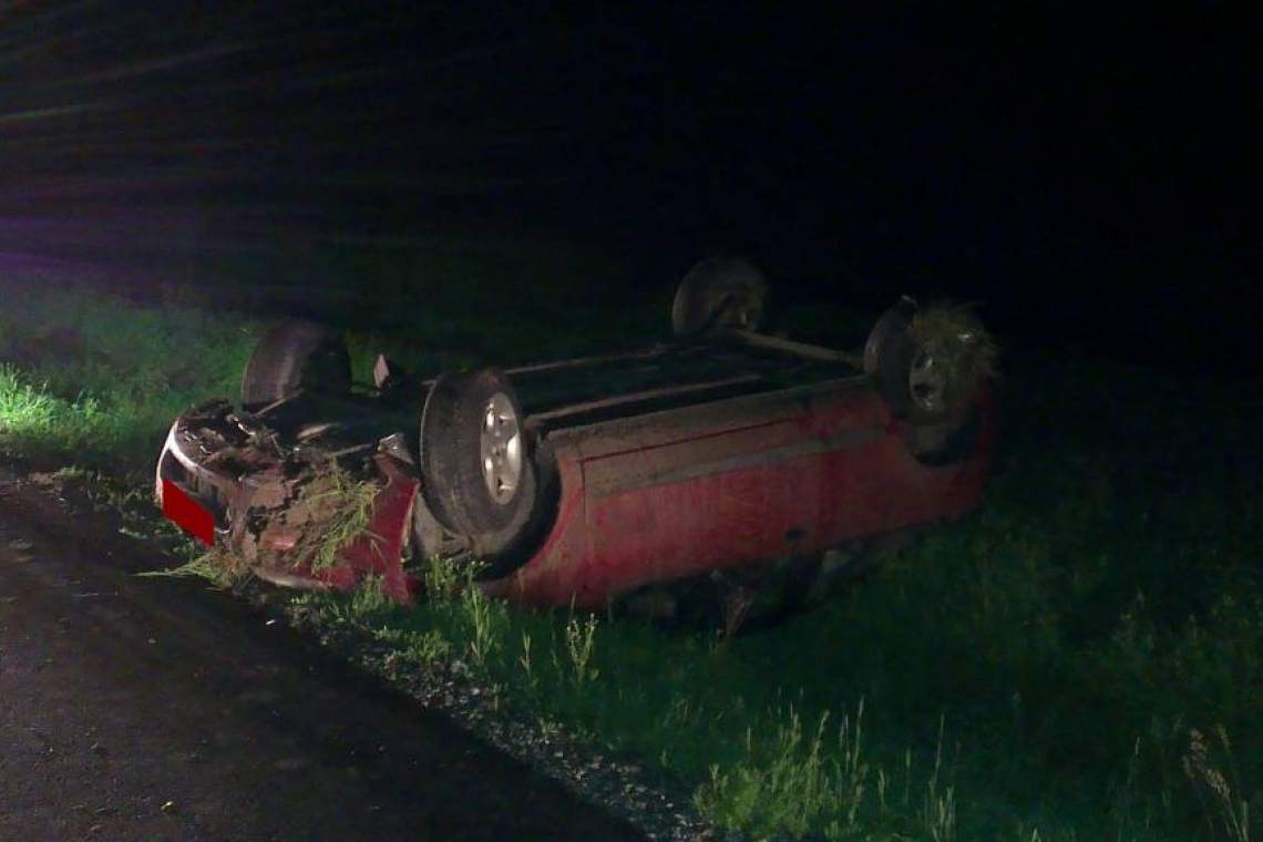 Un șofer fără permis de conducere s-a răsturnat cu mașina într-un șanț. Pasagerul a fost transportat la spital