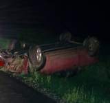 Un șofer fără permis de conducere s-a răsturnat cu mașina într-un șanț. Pasagerul a fost transportat la spital
