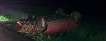 Un șofer fără permis de conducere s-a răsturnat cu mașina într-un șanț. Pasagerul a fost transportat la spital