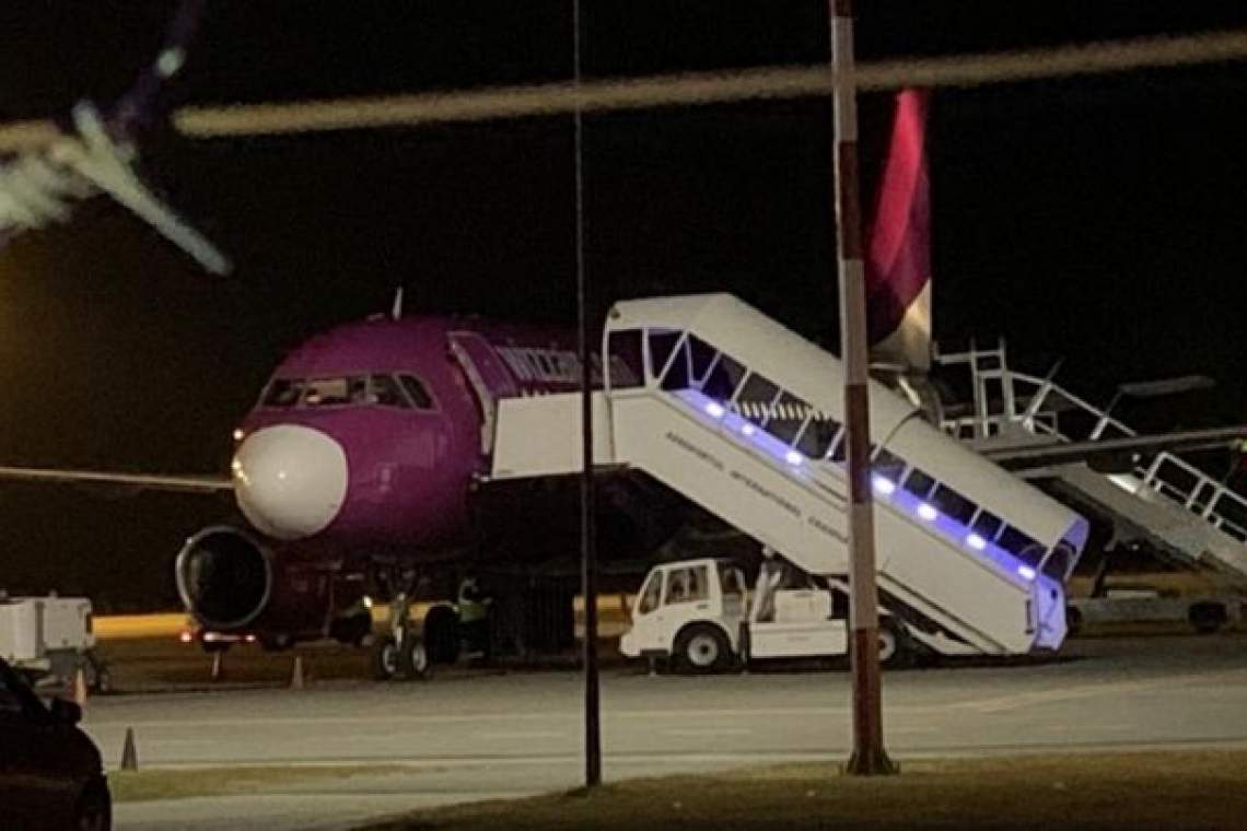 Un medic român și şapte stewardese sunt în carantină după ce au călătorit în același avion cu italianul diagnosticat cu Covid-19