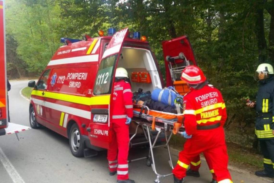 Accident la Păulești! Două persoane au fost transportate la spital