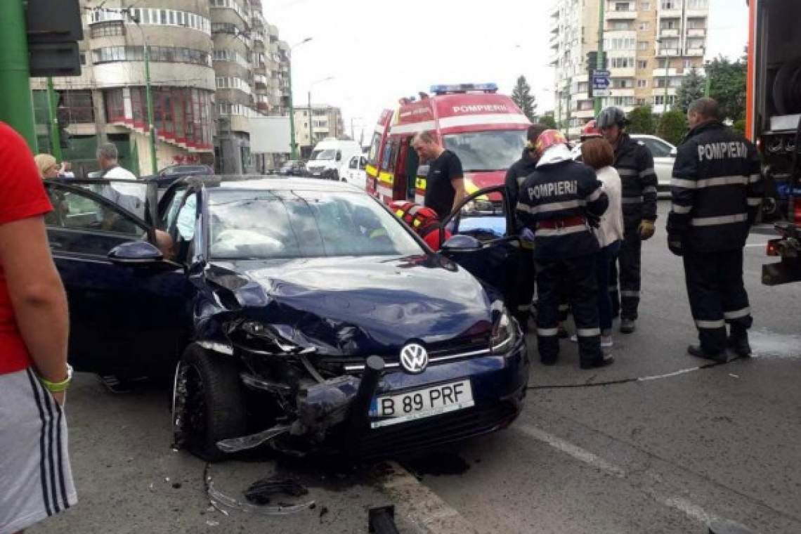 Accident la un sens giratoriu din Ploiești! Victima a fost transportată la spital