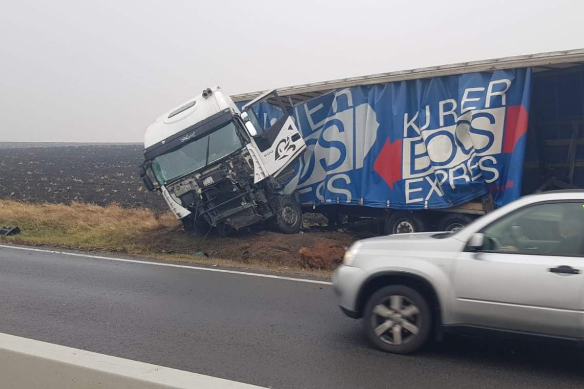 Accident la Stoenești! Un TIR a lovit un autoturism