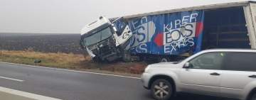Accident la Stoenești! Un TIR a lovit un autoturism