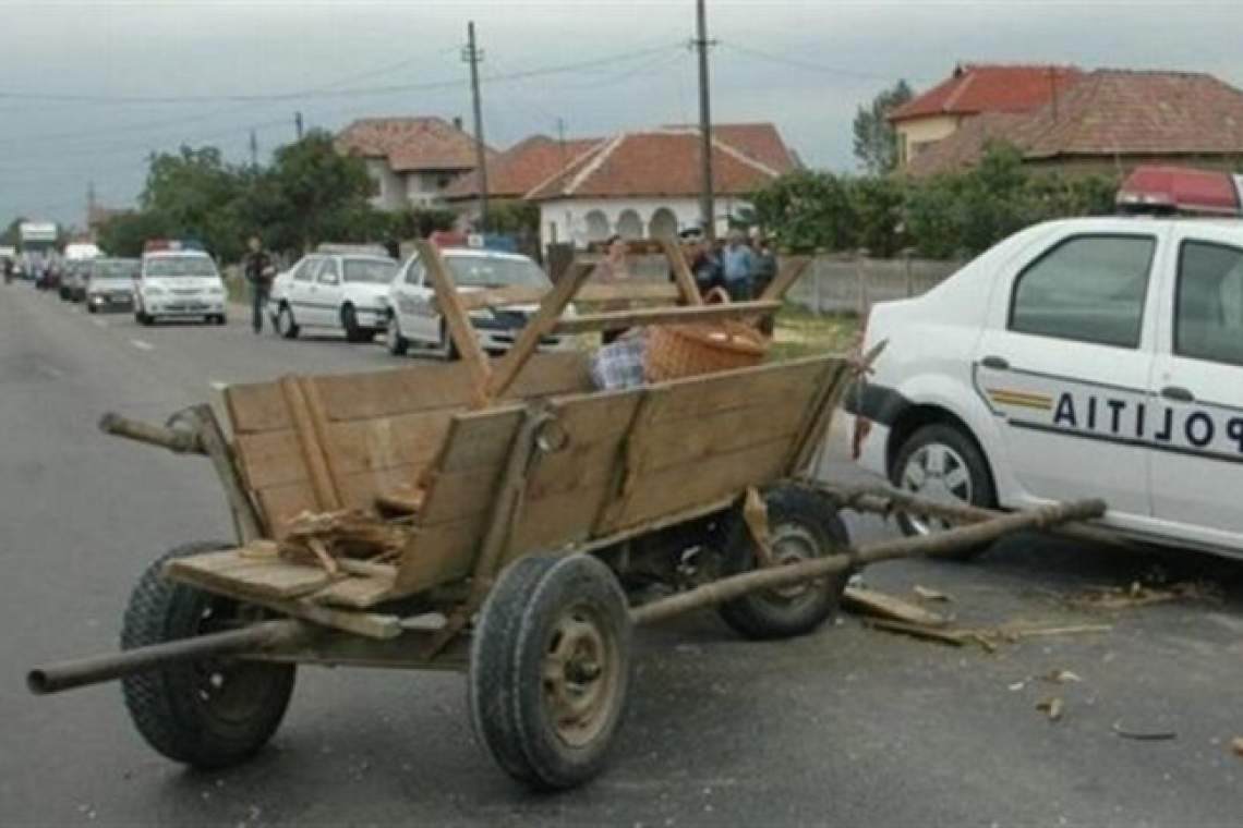 Accident la Gura Vitioarei între un microbuz și o căruță! Două persoane transportate la spital