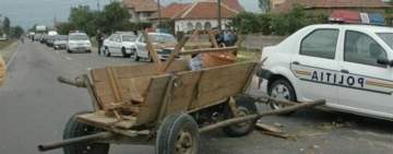 Accident la Gura Vitioarei între un microbuz și o căruță! Două persoane transportate la spital