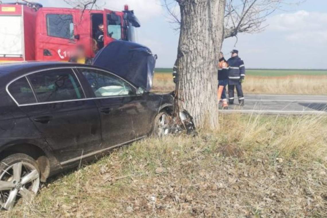 VIDEO| Accident la Albești! O femeie a ajuns la spital după ce mașina a intrat într-un copac