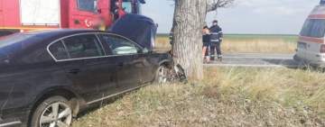 VIDEO| Accident la Albești! O femeie a ajuns la spital după ce mașina a intrat într-un copac