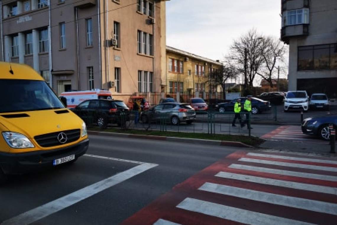 VIDEO| Accident pe trecerea pentru pietoni de pe Bulevardul Republicii din Ploiești! Victima, în stare de inconștiență!
