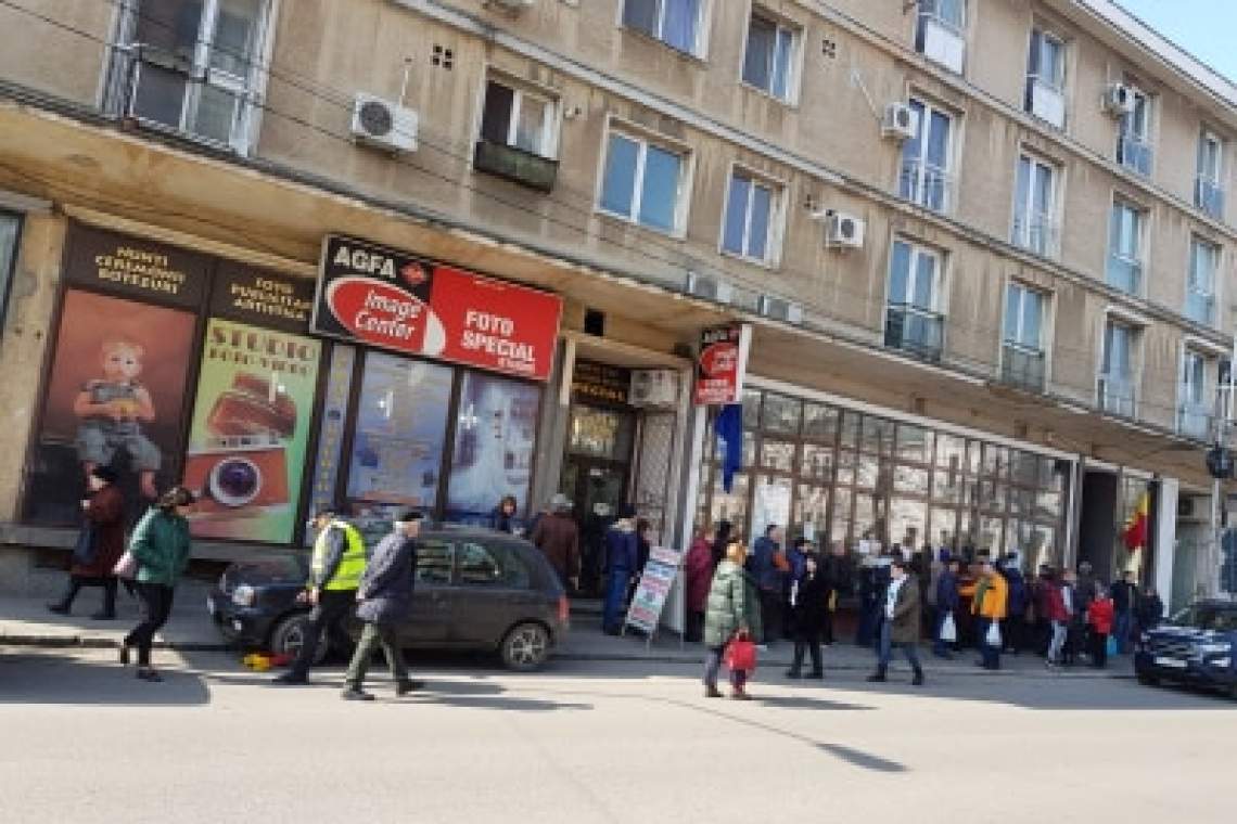 Ploieștenii au format cozi pentru a-și plăti taxele și impozitele! Reacția primarului Adrian Dobre