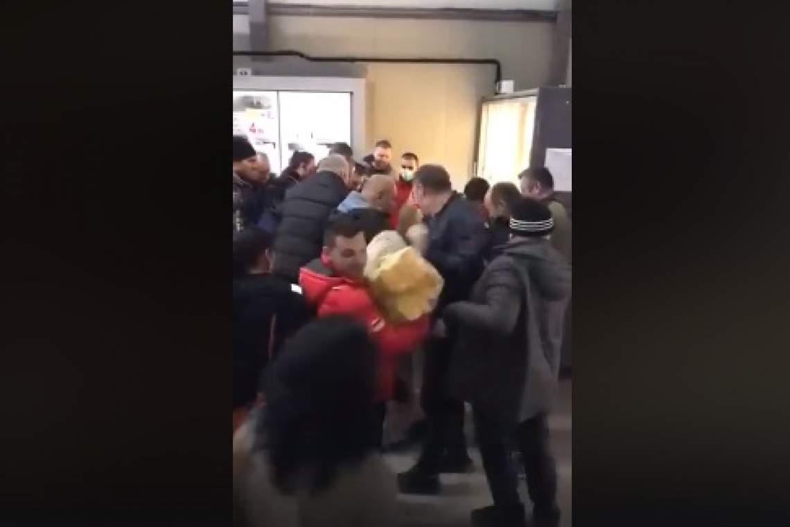 CORONAVIRUS| Ploieștenii nu țin cont de recomandările autorităților! ”Bătaie” pe mălai în Piața Cocoș! 