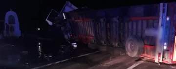 TIR încărcat cu bere, răsturnat în zona localității Drăgănești