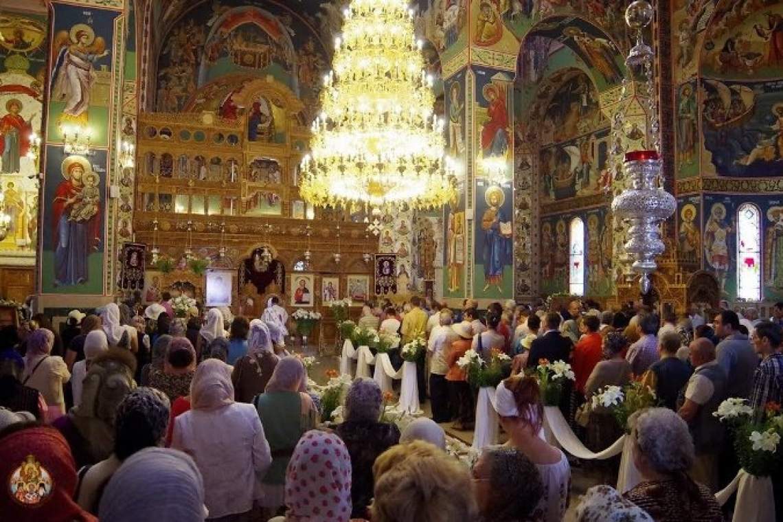 Slujbele religioase vor fi interzise în spațiile închise