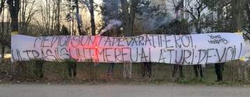 VIDEO| Ultrașii Petrolului Ploiești, mesaj de susținere pentru medicii prahoveni care luptă împotriva COVID-19! Au aprins torțe în fața spitalului