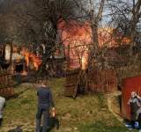 FOTO| O persoană rănită într-un incendiu izbucnit în Prahova! O casă a fost mistuită de flăcări