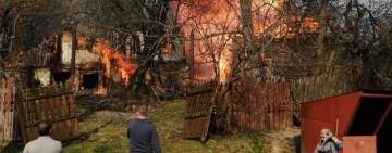 FOTO| O persoană rănită într-un incendiu izbucnit în Prahova! O casă a fost mistuită de flăcări