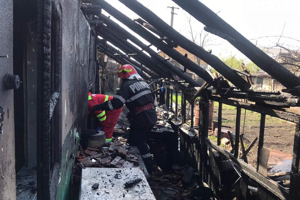FOTO| O casă din Mizil a fost mistuită de flăcări. O femeie a suferit arsuri
