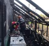 FOTO| O casă din Mizil a fost mistuită de flăcări. O femeie a suferit arsuri