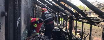 FOTO| O casă din Mizil a fost mistuită de flăcări. O femeie a suferit arsuri