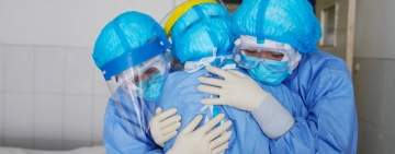 INCREDIBIL! O asistentă de la “Infecțioase”, hărțuită de vecini: Mi-au dat cu clor pe ușă!