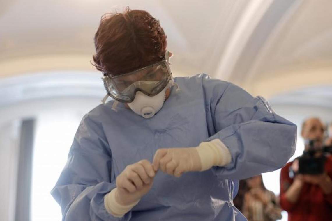 Doi medici și trei asistente, infectați cu COVID-19 în Prahova