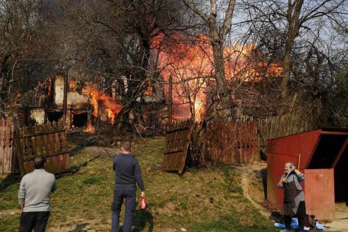 Incendiu puternic în Prahova. Două case au fost cuprinse de flăcări