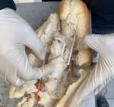 FOTO| Droguri ascunse în pâine și aduse unui tânăr aflat în carantină!