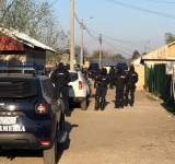 Imagini de la acțiunea în forță a Poliției din cartierele Mimiu și Bereasca. Peste 190 de forțe de ordine verifică respectarea măsurilor de carantină