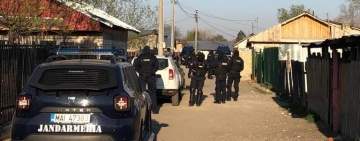 Imagini de la acțiunea în forță a Poliției din cartierele Mimiu și Bereasca. Peste 190 de forțe de ordine verifică respectarea măsurilor de carantină