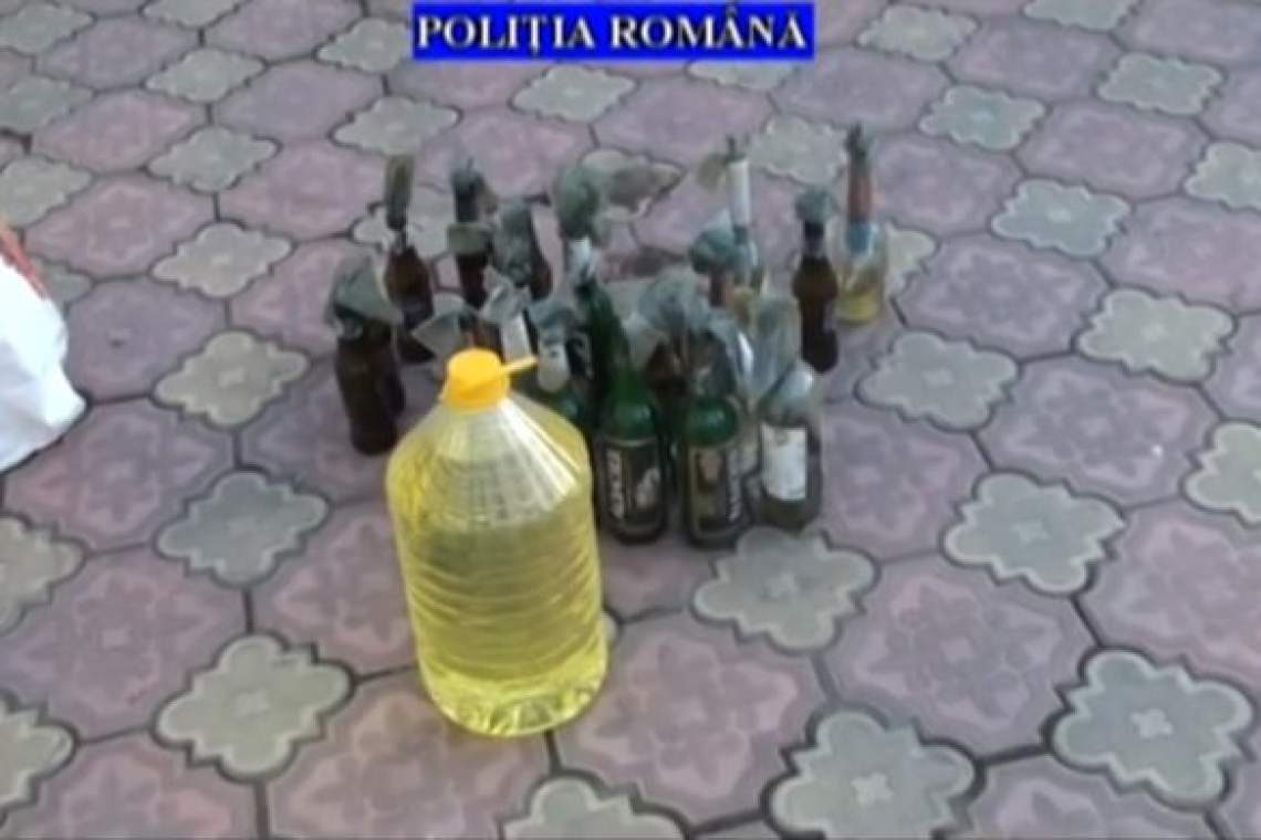 VIDEO: 11 persoane reținute în urma raziei din Mimiu. Polițiștii au găsit la percheziții săbii, topoare și sticle incendiare