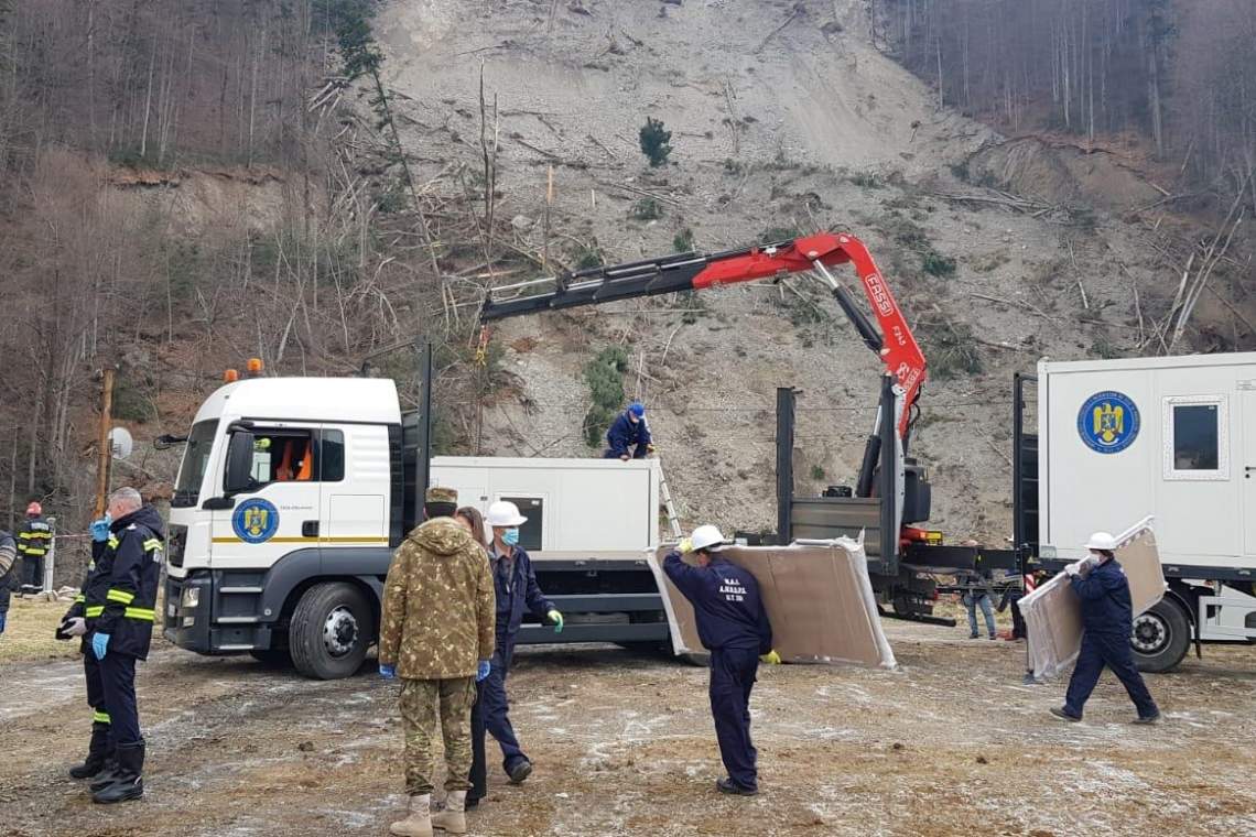 FOTO| Au ajuns locuințele modulare pentru sinistrații de la Azuga. Ministrul  Marcel Vela a fost la fața locului