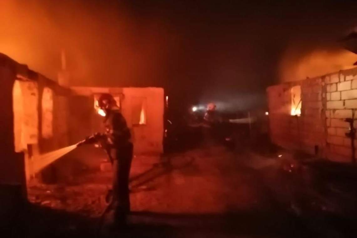 O casă din comuna Iordăcheanu, distrusă de flăcări