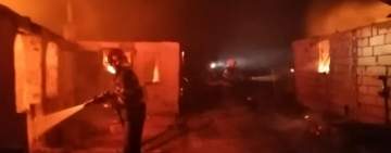 O casă din comuna Iordăcheanu, distrusă de flăcări