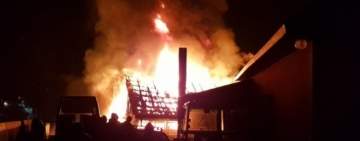 Incendiu puternic în Breaza. Două case, mistuite de flăcări