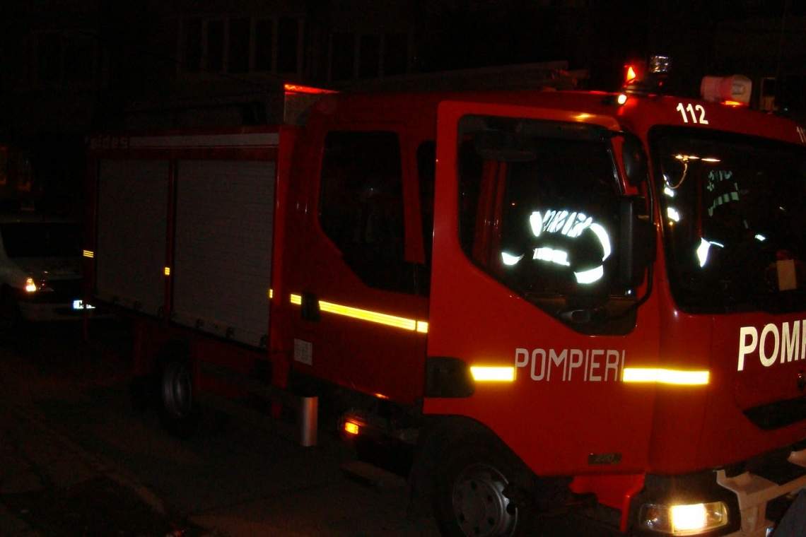 Incendiu în Ploiești din cauza unei cratițe uitate pe foc. Femeie, transportată la spital cu arsuri de gradul 2 și 3
