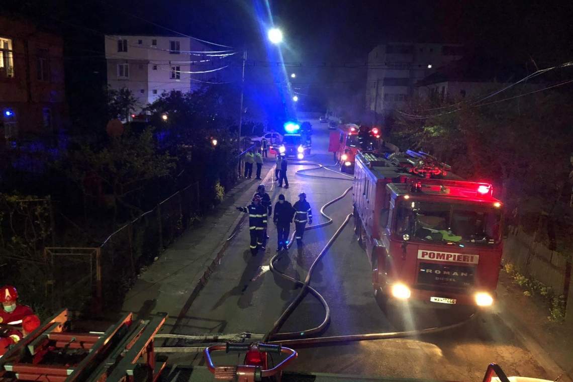 VIDEO| Incendiu puternic în comuna Brazi! Două garaje și un autoturism, distruse de flăcări