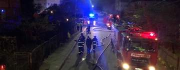 VIDEO| Incendiu puternic în comuna Brazi! Două garaje și un autoturism, distruse de flăcări