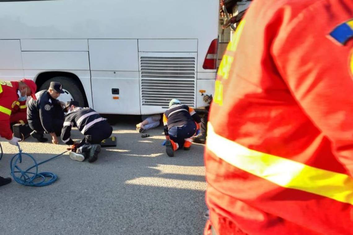 VIDEO| Motociclist, implicat într-un accident în Ploiești! A fost prins sub un autobuz