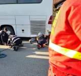 VIDEO| Motociclist, implicat într-un accident în Ploiești! A fost prins sub un autobuz