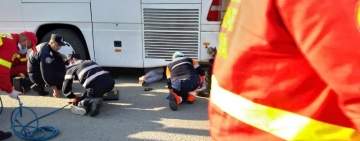 VIDEO| Motociclist, implicat într-un accident în Ploiești! A fost prins sub un autobuz