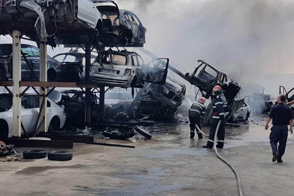 Incendiu puternic la un parc de dezmembrări auto din Prahova