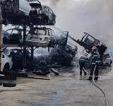 Incendiu puternic la un parc de dezmembrări auto din Prahova