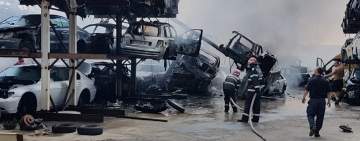 Incendiu puternic la un parc de dezmembrări auto din Prahova