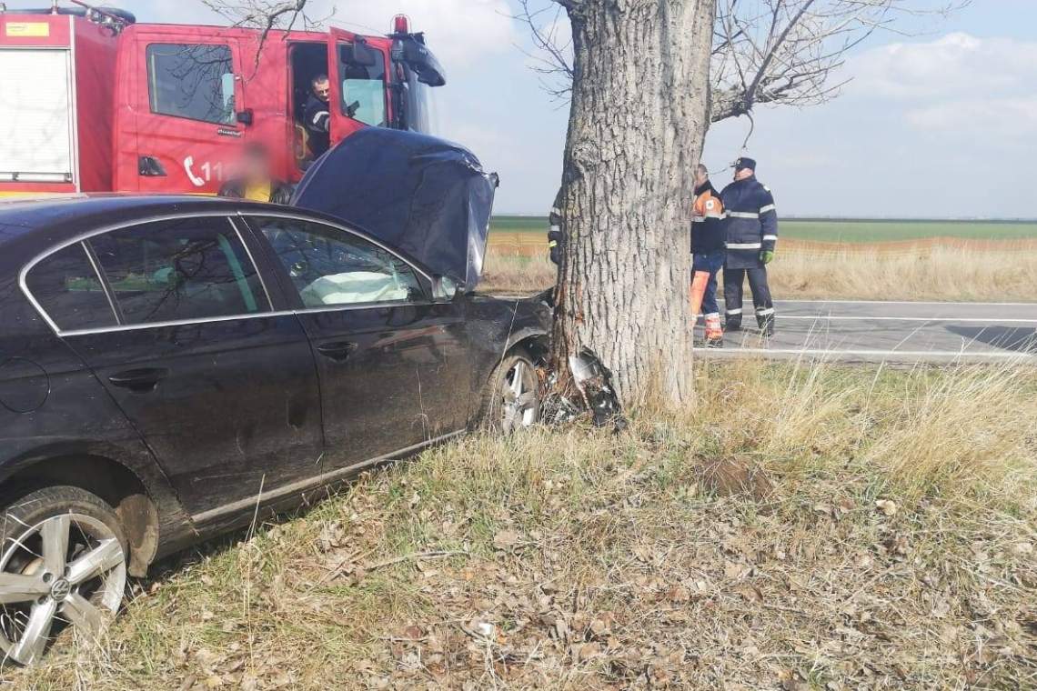 Persoană rănită într-un accident la Albești! A intrat cu mașina într-un copac